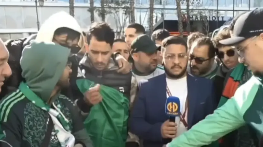 فضحه الله.. مراسل قناة جزائري نسي البث المباشر مفتوحا وشرع في تحريض مشجعي بلده على الكذب وافتعال أزمة